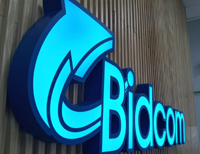Letras corpóreas iluminadas